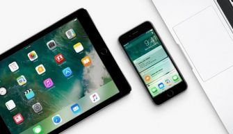 iPhone и iPad на столе с Макбуком