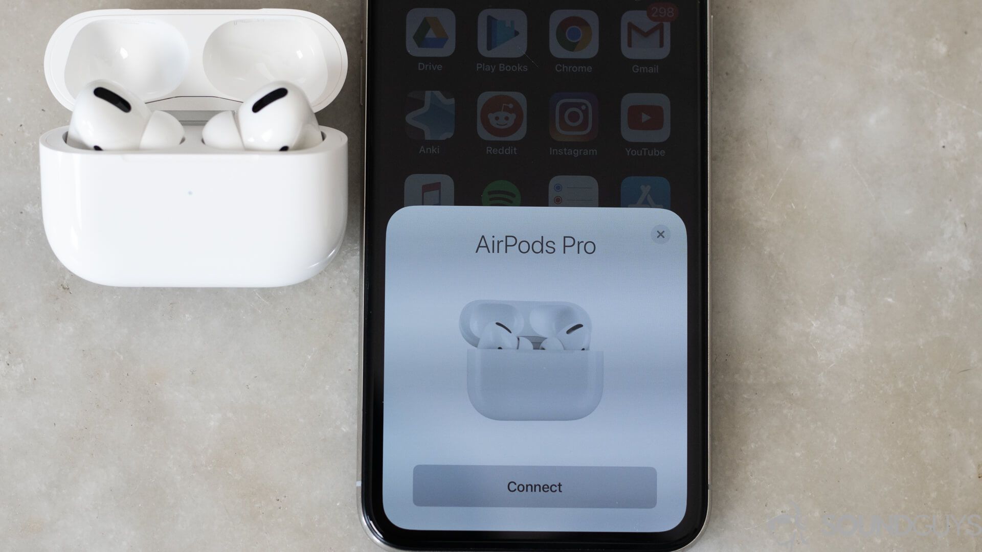 Айфон с наушниками airpods