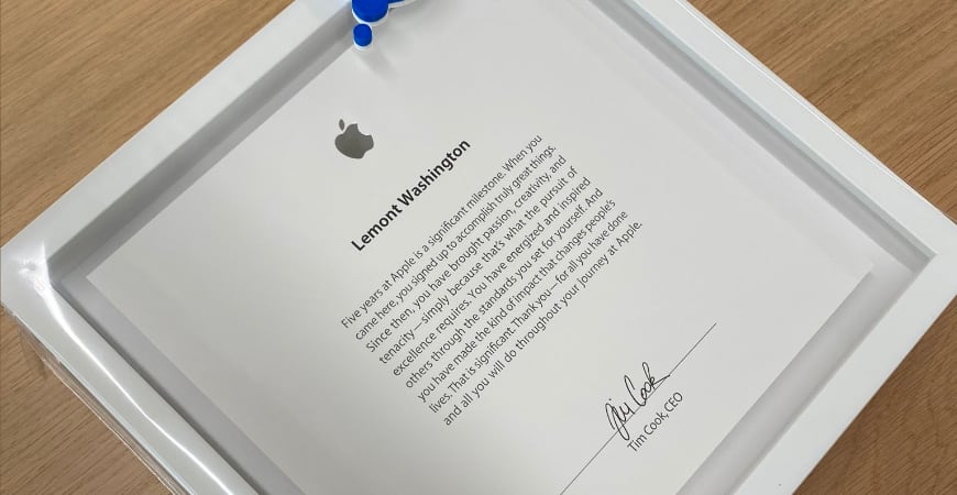 памятная табличка за 5 лет работы в Apple