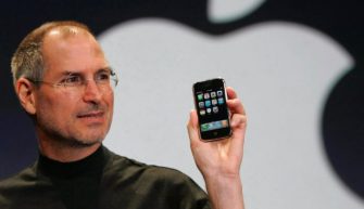 Стив Джобс представил первый iPhone