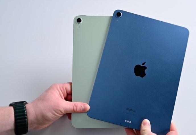 iPad Air 5 в руке